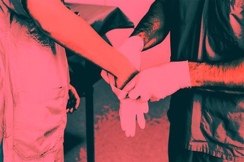 Arzt hilft Medizinstudentin in Handschuhe Thema: Eklat Ärztetag