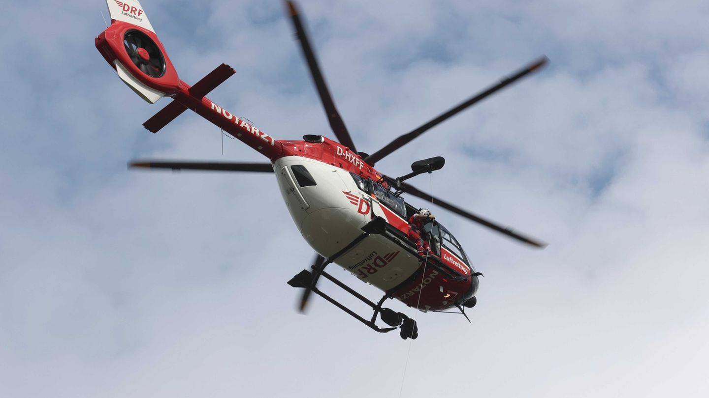 Obwohl der Notarzt mit dem Rettungshubschrauber kam, starb der 58-Jährige noch am Unfallort. (Symbolbild) Foto: Bodo Schackow/dp
