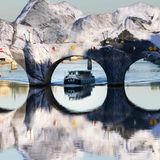 Paris, Frankreich. Über Nacht hat sich die Brücke Pont Neuf in eine tunnelartige Höhle verwandelt: Der französische Künstler JR, der für seine riesigen, illusionistischen Fotomontagen bekannt ist, installiert in der französischen Hauptstadt derzeit sein jüngstes Werk. Die aufblasbare Struktur auf der ältesten Brücke über die Seine ist eine Hommage an das Künstlerpaar Christo und Jeanne-Claude, das vor gut 40 Jahren den Pont Neuf verhüllt hatte.