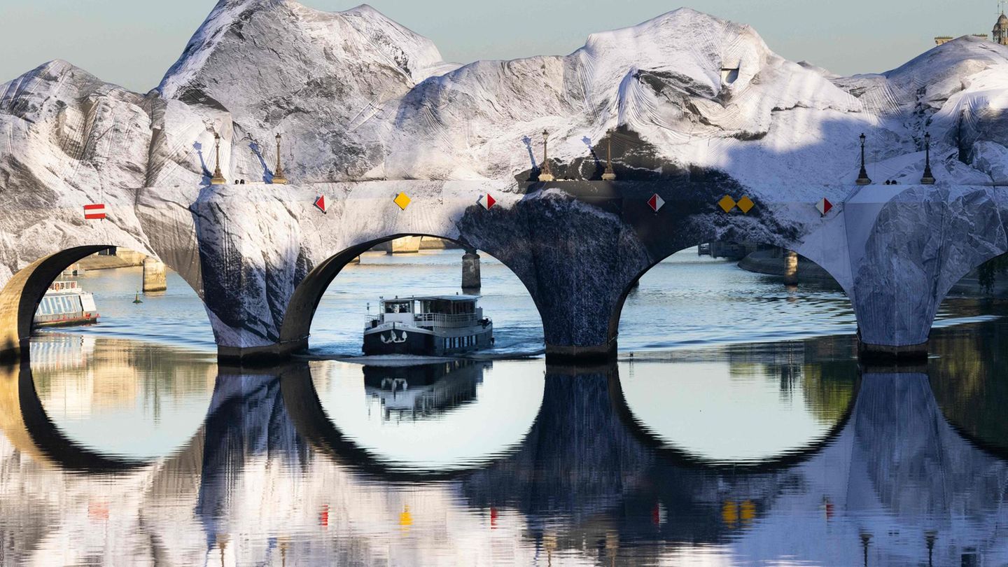 Paris, Frankreich. Über Nacht hat sich die Brücke Pont Neuf in eine tunnelartige Höhle verwandelt: Der französische Künstler JR, der für seine riesigen, illusionistischen Fotomontagen bekannt ist, installiert in der französischen Hauptstadt derzeit sein jüngstes Werk. Die aufblasbare Struktur auf der ältesten Brücke über die Seine ist eine Hommage an das Künstlerpaar Christo und Jeanne-Claude, das vor gut 40 Jahren den Pont Neuf verhüllt hatte.