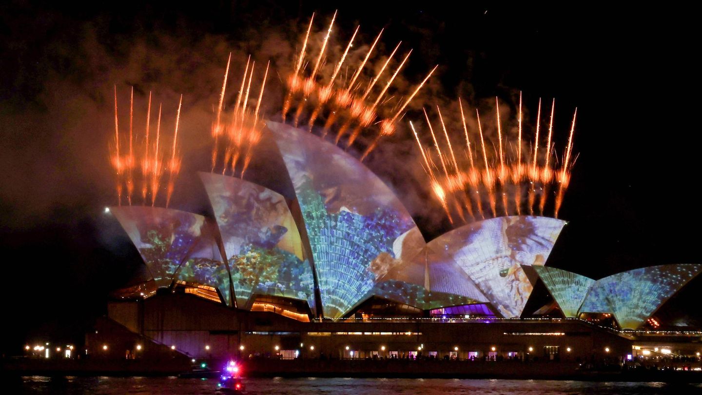 Sydney, Australien. Am Eröffnungsabend des jährlichen Vivid-Sydney-Festivals werden die Segel des Opera House mit Feuerwerk und Lichtern beleuchtet. Es ist ein Fest der Kreativität, Innovation und Technologie, das sich über 23 Tage und Nächte erstreckt.