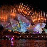 Sydney, Australien. Am Eröffnungsabend des jährlichen Vivid-Sydney-Festivals werden die Segel des Opera House mit Feuerwerk und Lichtern beleuchtet. Es ist ein Fest der Kreativität, Innovation und Technologie, das sich über 23 Tage und Nächte erstreckt.