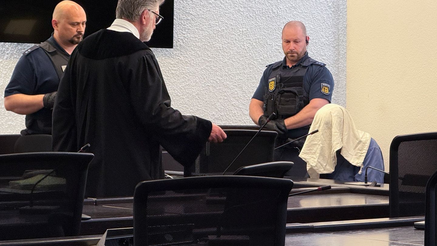 Der Angeklagte kam mit verdecktem Gesicht in den Gerichtssaal. Foto: David Nau/dpa