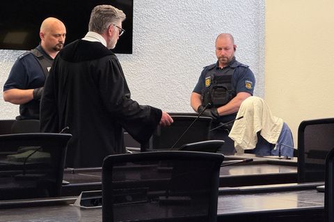 Der Angeklagte kam mit verdecktem Gesicht in den Gerichtssaal. Foto: David Nau/dpa