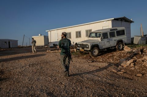 Bewaffnete israelische Siedler im Westjordanland
