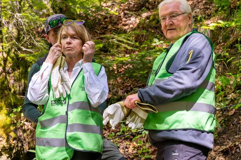 Bundespräsident Frank-Walter Steinmeier und seine Frau Elke Büdenbender haben die Freiwilligenjacken des DAV angelegt, um mitzuh