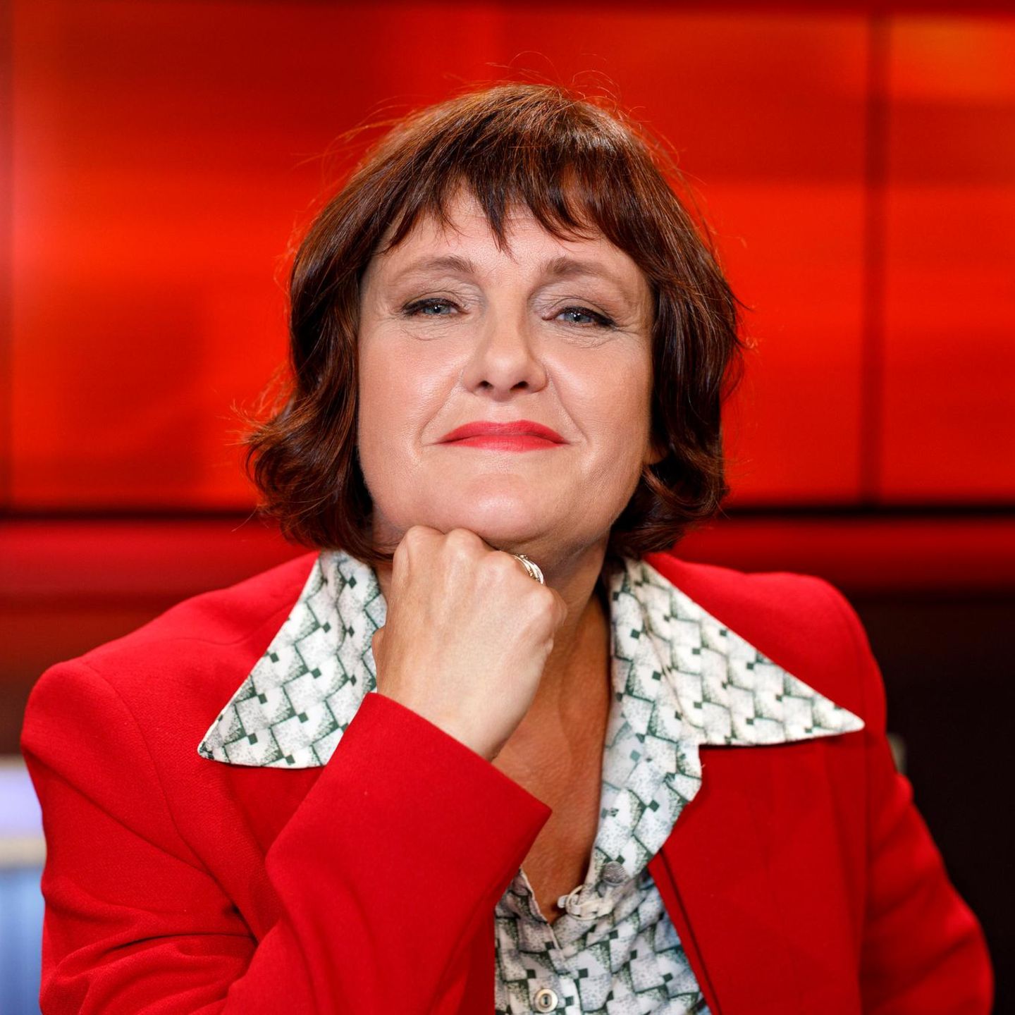 Annette Dittert blickt in die Kamera, sie trägt einen riten Blazer
