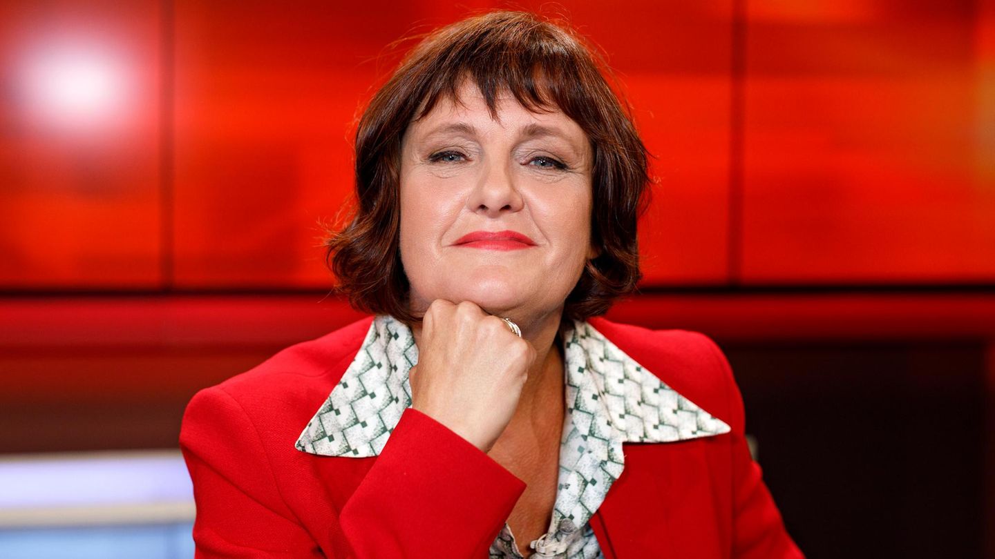 Annette Dittert blickt in die Kamera, sie trägt einen riten Blazer