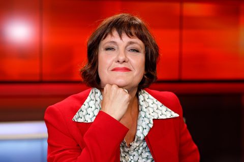 Annette Dittert blickt in die Kamera, sie trägt einen riten Blazer