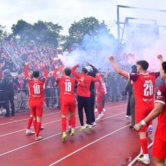 Rot-Weiss Essen sichert sich die Relegation und feiert mit den Fans vor der Kurve