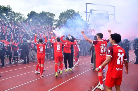 Rot-Weiss Essen sichert sich die Relegation und feiert mit den Fans vor der Kurve