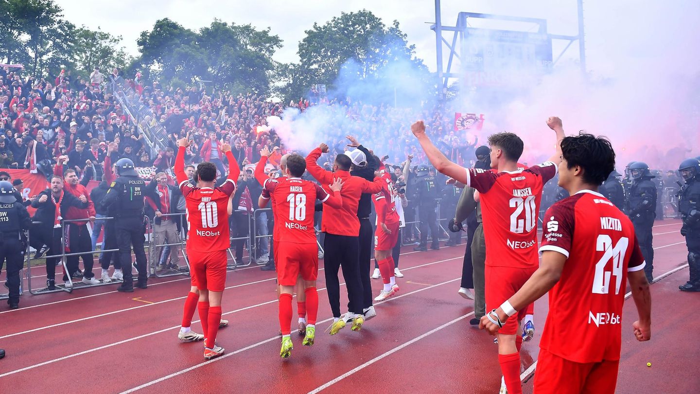 Rot-Weiss Essen sichert sich die Relegation und feiert mit den Fans vor der Kurve