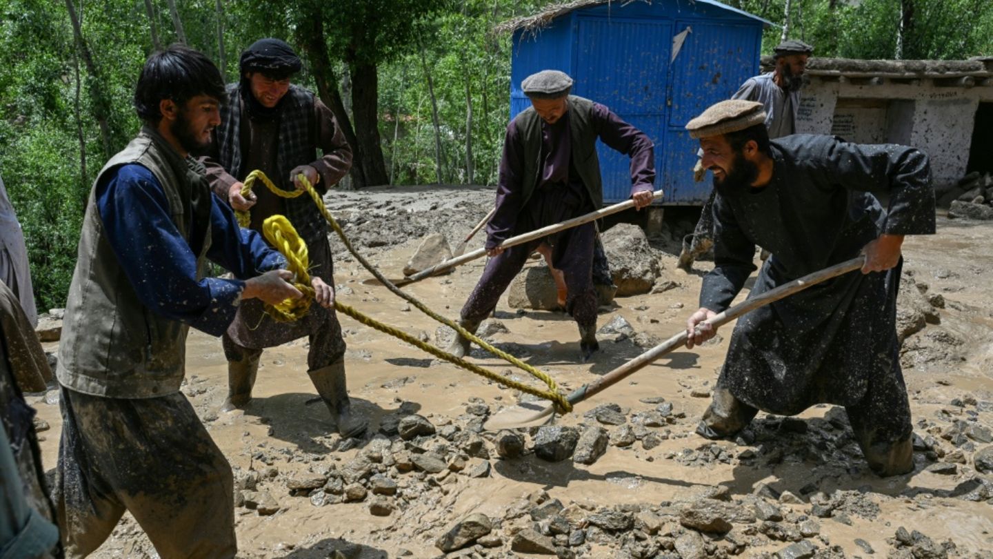 Aufräumarbeiten nach Überschwemmungen in Afghanistan