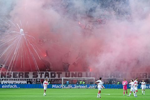 Beim Spiel Eintracht Frankfurt gegen den VfB Stuttgart gab es durch Pyrotechnik mindestens drei Verletzte. (Archivbild) Foto: Uw