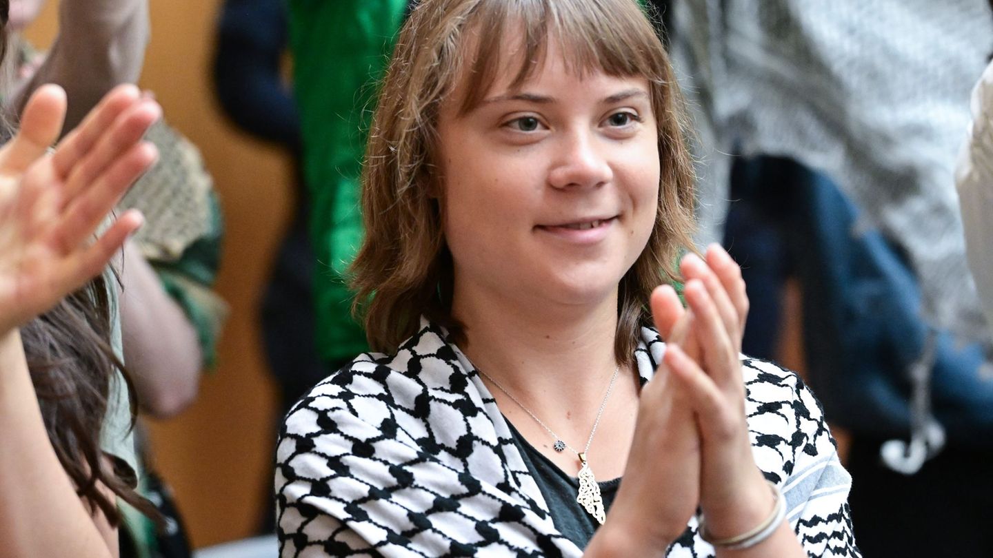 Die Klimaaktivistin Greta Thunberg klatscht als Zuschauerin in einem Gerichtssaal in Stuttgart-Stammheim. Foto: Bernd Weißbrod/d