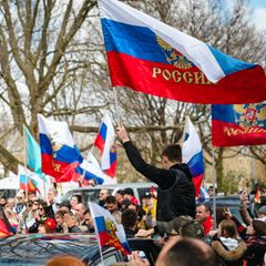 Autokorso von Putin-Unterstützern in Hannover im April 2022, wenige Wochen nach Beginn der russischen Vollinvasion in der Ukraine
