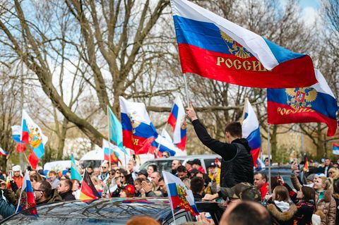 Autokorso von Putin-Unterstützern in Hannover im April 2022, wenige Wochen nach Beginn der russischen Vollinvasion in der Ukraine