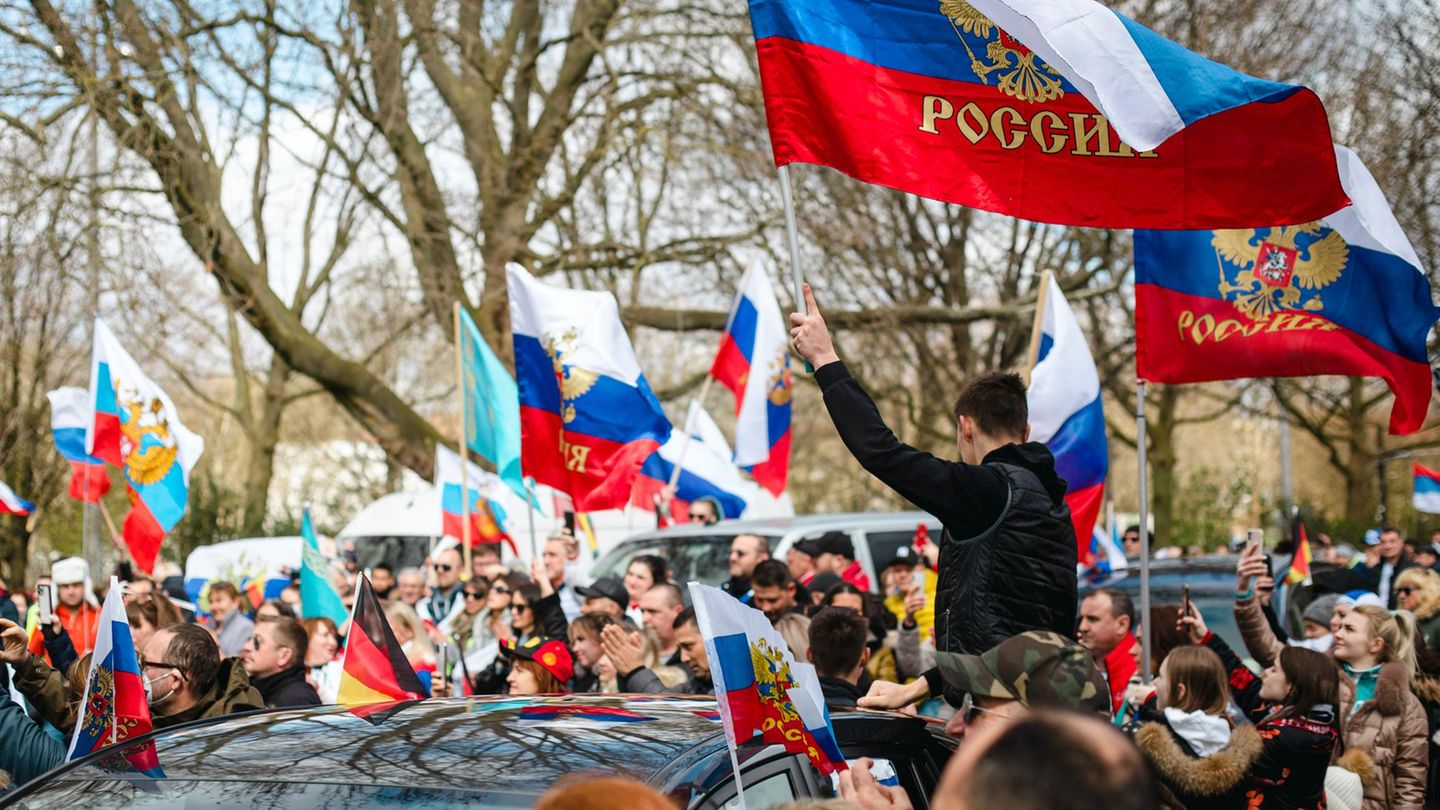 Autokorso von Putin-Unterstützern in Hannover im April 2022, wenige Wochen nach Beginn der russischen Vollinvasion in der Ukraine