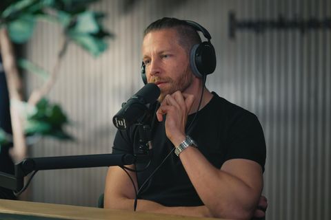 Ben Berndt sitzt an seinem Micro während der Podcast Aufnahme