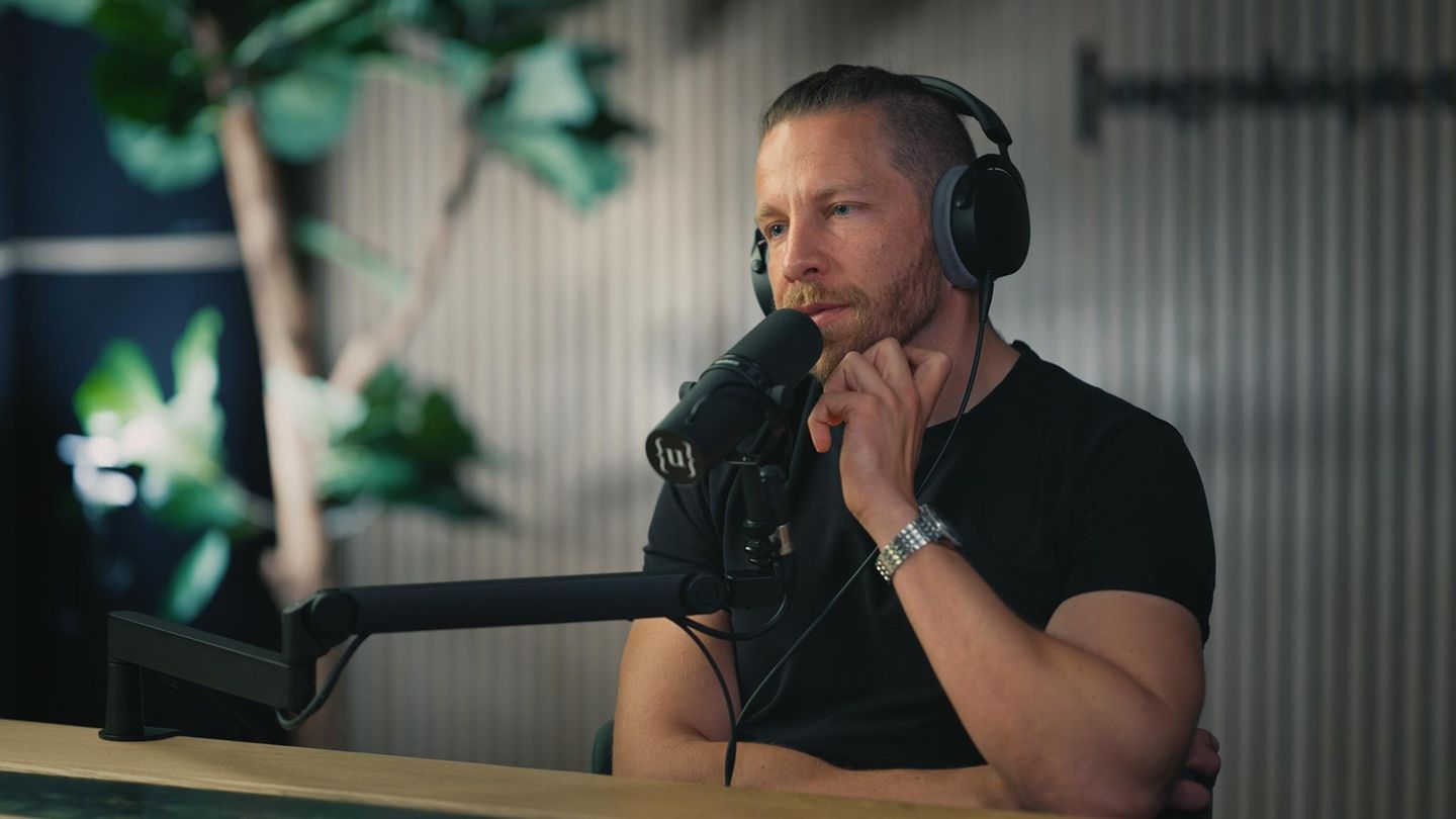 Ben Berndt sitzt an seinem Micro während der Podcast Aufnahme
