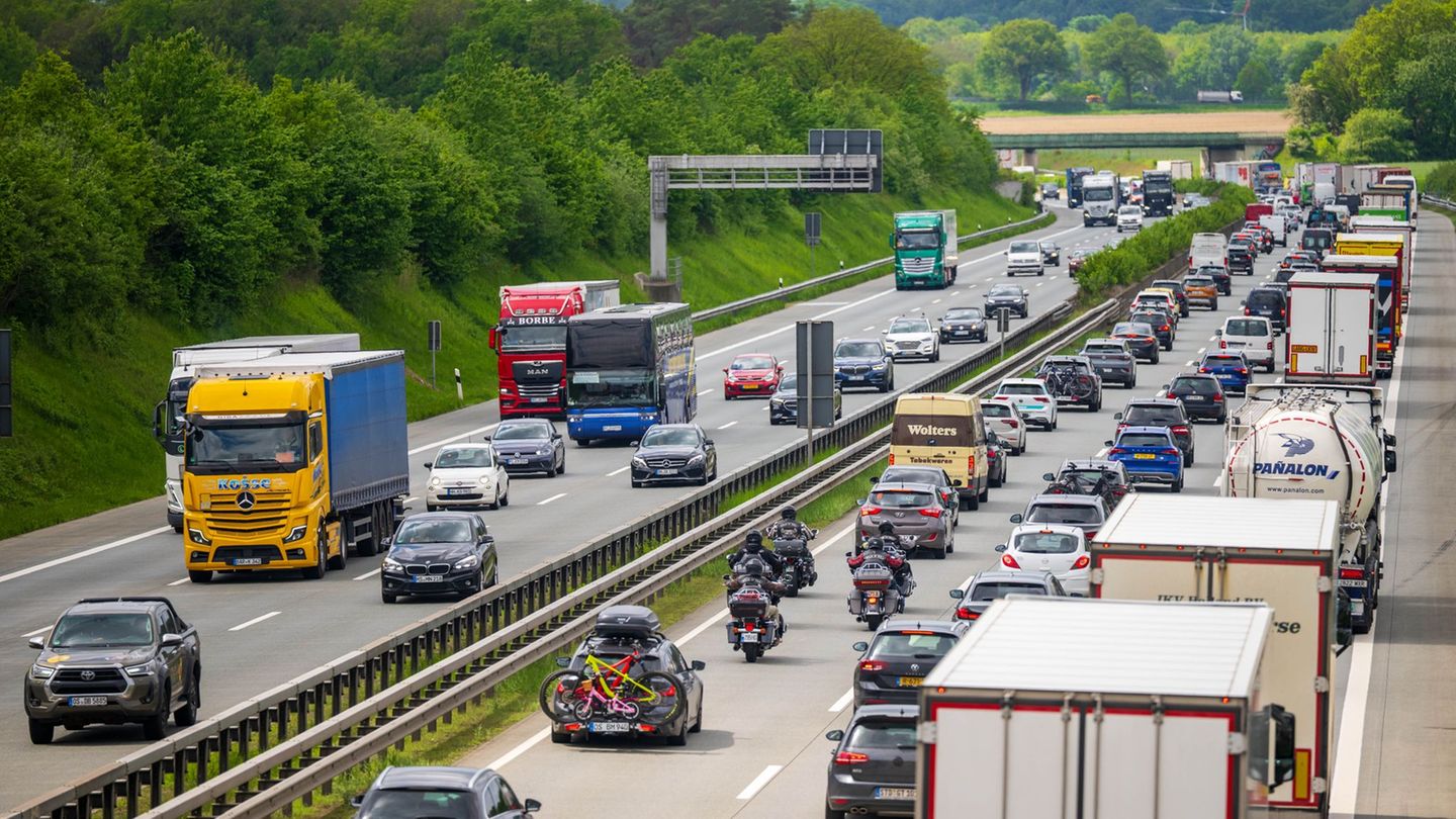 Ein starkes Verkehrsaufkommen vor Pfingsten hat zu viel Stau rund um Hamburg geführt. Foto: Sina Schuldt/dpa