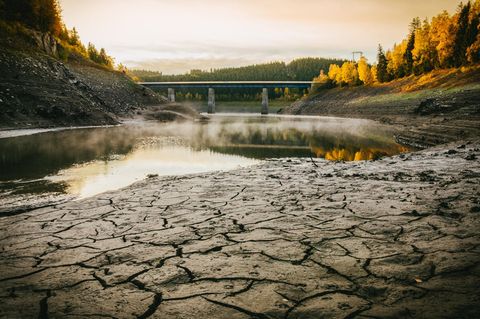 ein Fluss mit niedrigem Wasserstand