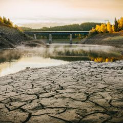 ein Fluss mit niedrigem Wasserstand