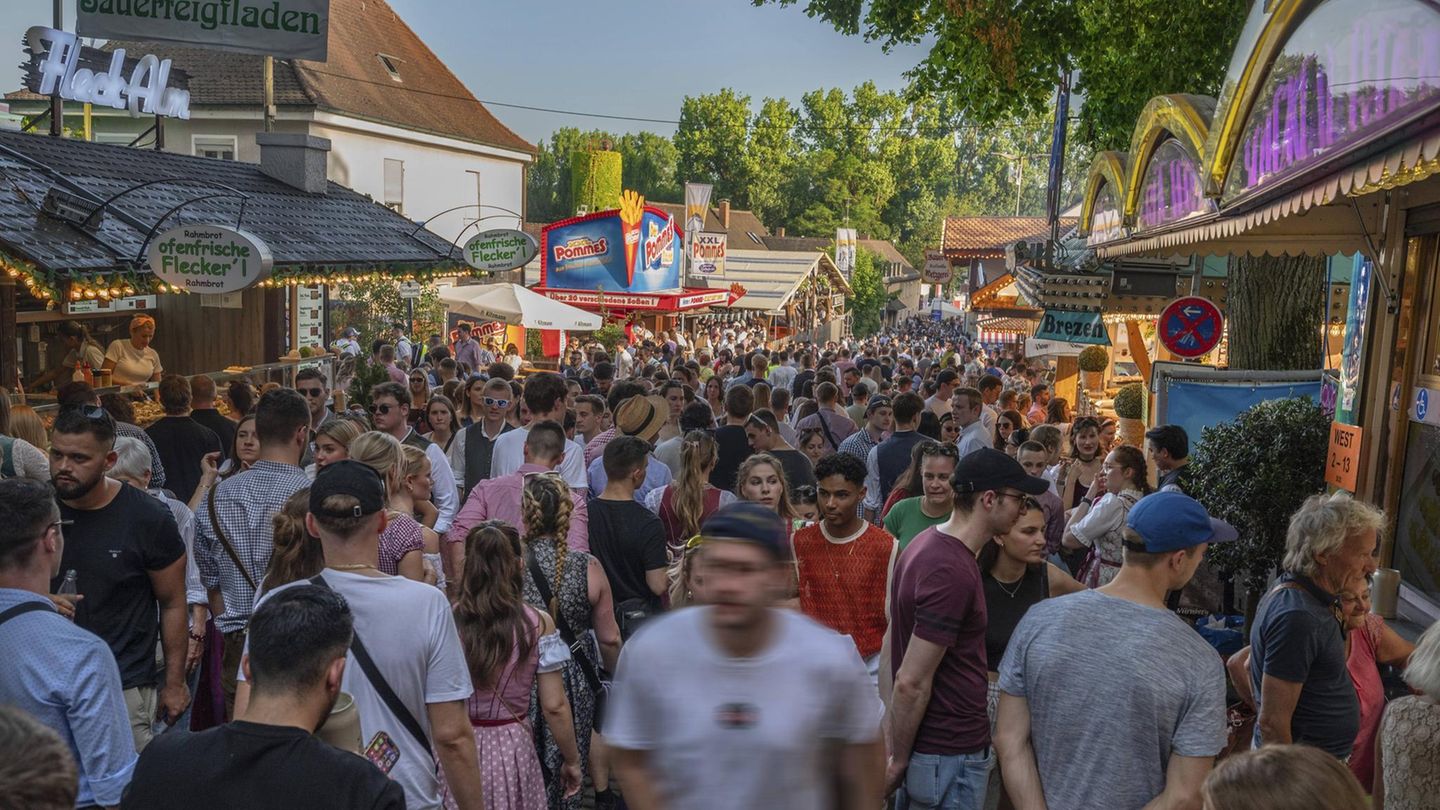 In Erlangen findet die Bergkirchweih, ein traditionelles, zwölftägiges Volksfest statt (Archivbild)