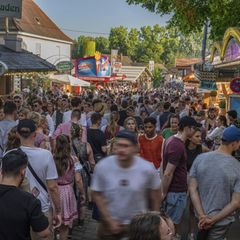 In Erlangen findet die Bergkirchweih, ein traditionelles, zwölftägiges Volksfest statt (Archivbild)