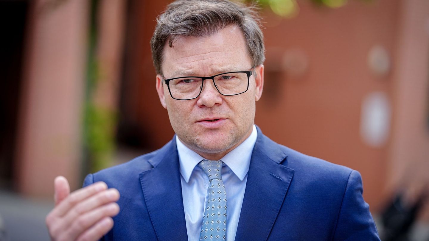 Umweltminister Carsten Schneider droht mit einer Vertragsstrafe, falls Unternehmen ersteigerte Windkraft-Flächen auf See zurückg