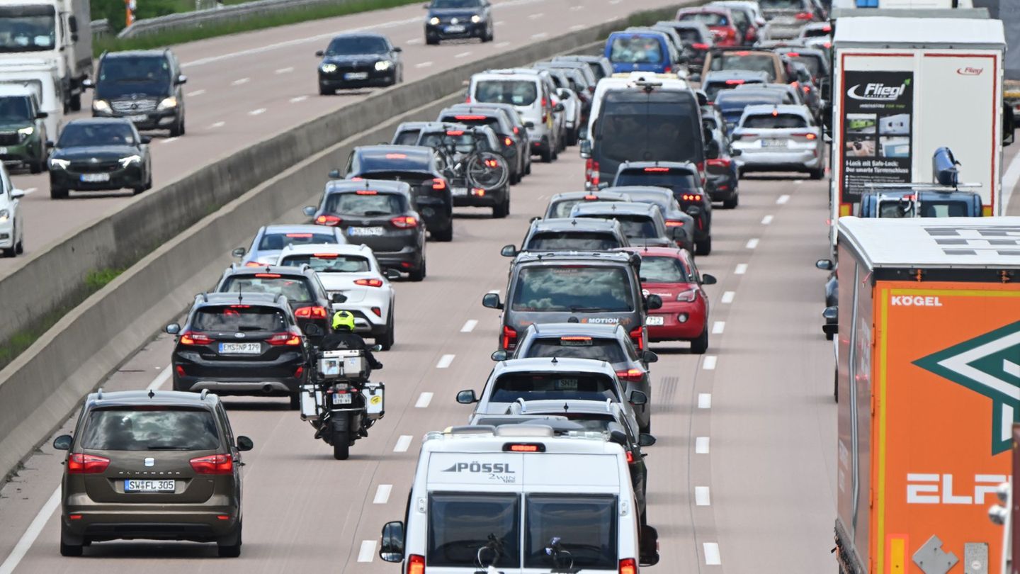 Auf der Autobahn 7 im Norden der Region Hannover bildete sich am Freitag bereits Stau. Foto: Julian Stratenschulte/dpa
