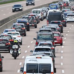 Auf der Autobahn 7 im Norden der Region Hannover bildete sich am Freitag bereits Stau. Foto: Julian Stratenschulte/dpa