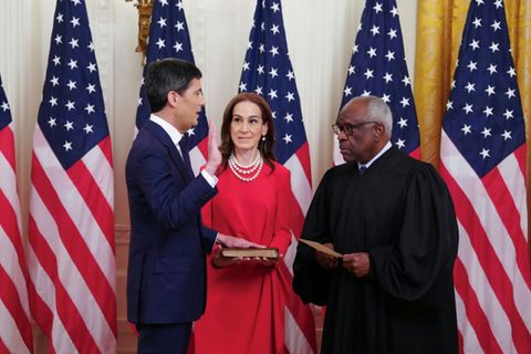 Warsh (l.) beim Amtseid, neben ihm seine Frau Jane Lauder und der oberste Richter Clarence Thomas