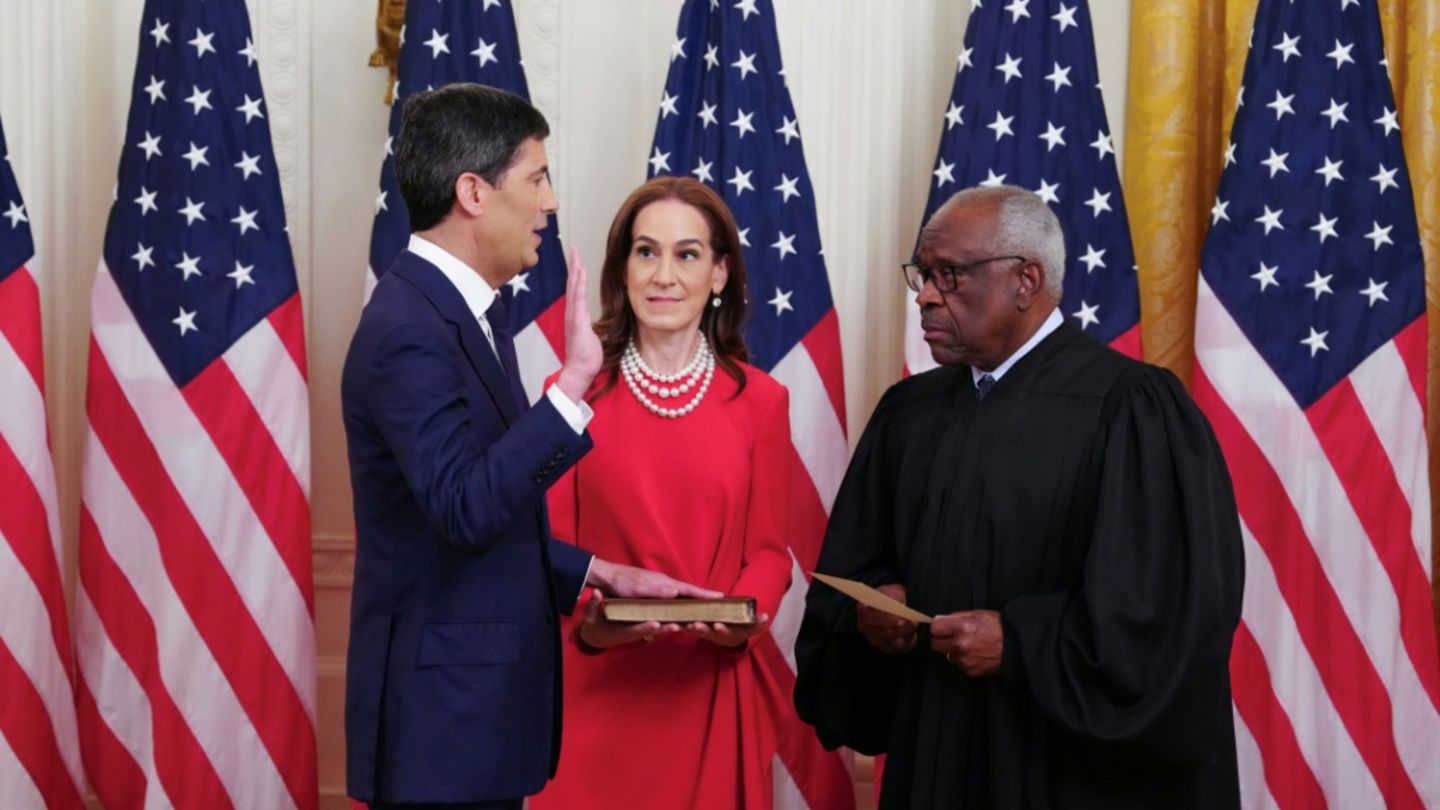 Warsh (l.) beim Amtseid, neben ihm seine Frau Jane Lauder und der oberste Richter Clarence Thomas