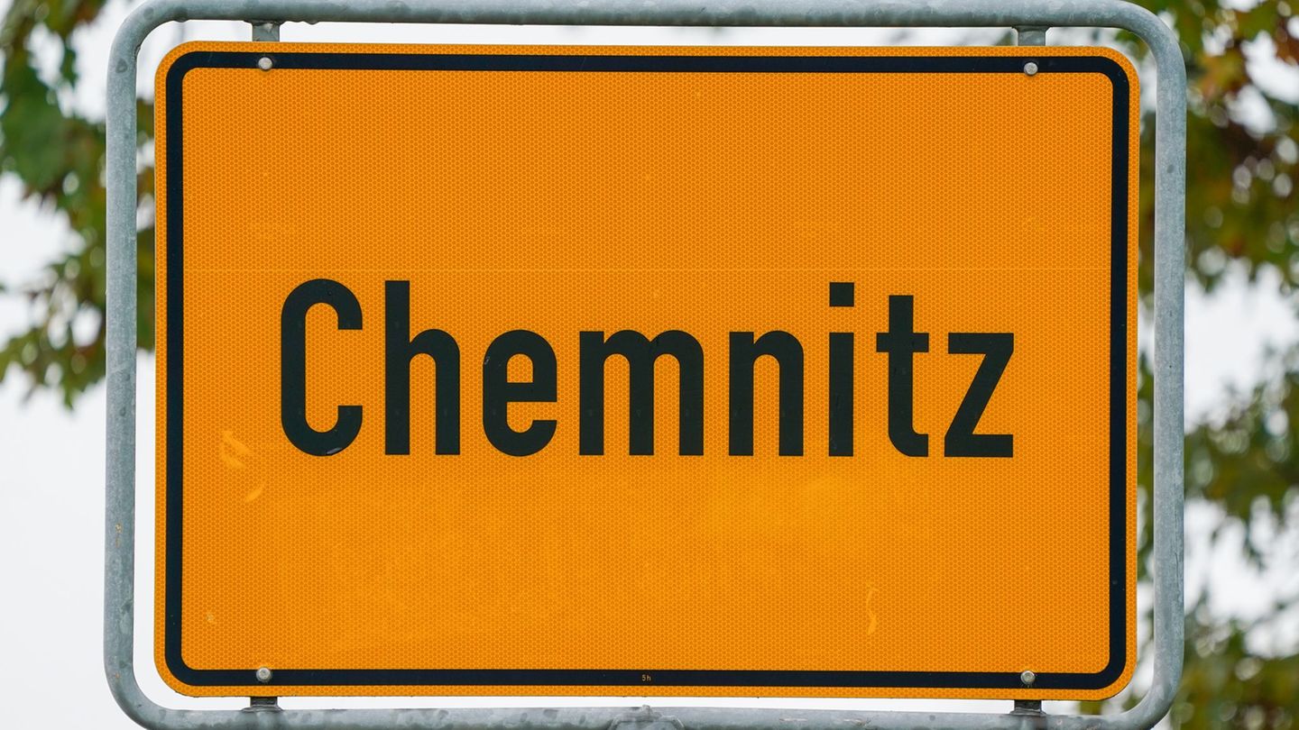 Wiederholte Funde von Ampullen mit gefährlichen Chemikalien geben in Chemnitz Rätsel auf. Nun hat die Stadt ein Waldgebiet gespe