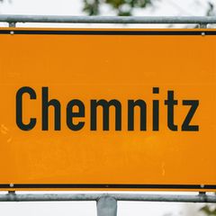 Wiederholte Funde von Ampullen mit gefährlichen Chemikalien geben in Chemnitz Rätsel auf. Nun hat die Stadt ein Waldgebiet gespe