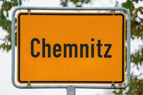 Wiederholte Funde von Ampullen mit gefährlichen Chemikalien geben in Chemnitz Rätsel auf. Nun hat die Stadt ein Waldgebiet gespe
