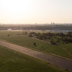 Das weitläufige Tempelhofer Feld, das früher ein Flughafen war, lädt zu vielen Freizeitaktivitäten ein. (Archivbild) Foto: Sebas