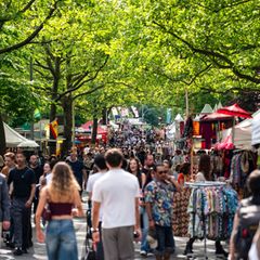 Der Berliner Karneval der Kulturen startet mit einem Straßenfest. Foto: Christophe Gateau/dpa