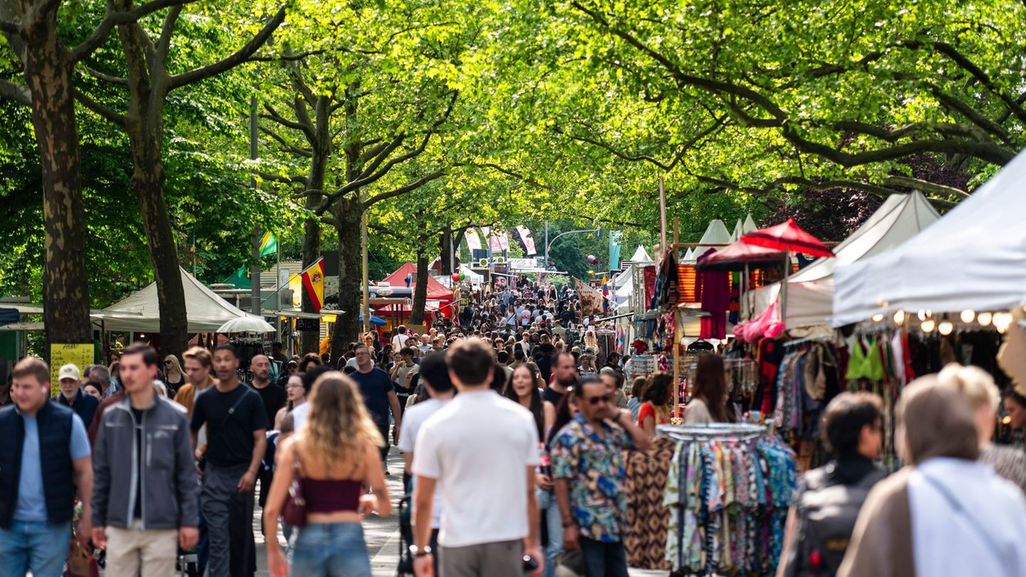 Der Berliner Karneval der Kulturen startet mit einem Straßenfest. Foto: Christophe Gateau/dpa