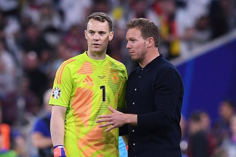 Torwart Manuel Neuer und Bundestrainer Julian Nagelsmann besprechen sich an der Seitenlinie (Archivbild)