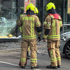 In einem Berliner Supermarkt ist ein Auto in die Glasfassade gekracht. Foto: -/Sven Käuler/dpa