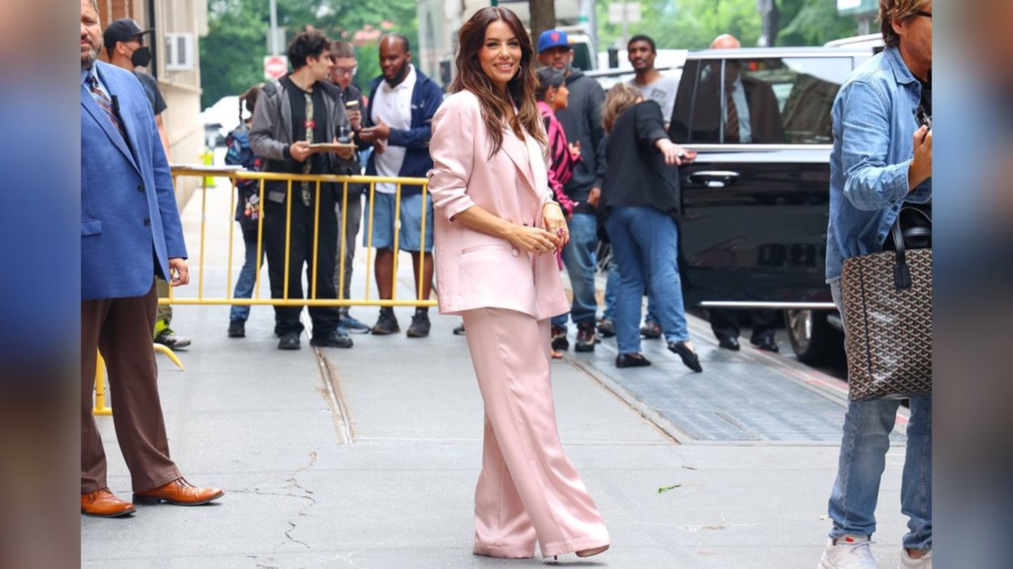 Schauspielerin Eva Longoria hat die Seidenhose als It-Piece bereits für sich entdeckt.