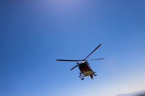 Ein Rettungshubschrauber landet auf der Autobahn. (Symbolbild) Foto: Philipp von Ditfurth/dpa