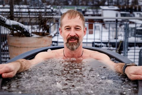Nicht nur Finnen schwören auf die heilende Kraft des Eisbadens: Um möglichst lange fit und gesund zu bleiben, hat der Architekt und Unternehmer Daniel extra eine entsprechende Wanne auf seiner Dachterrasse installiert.