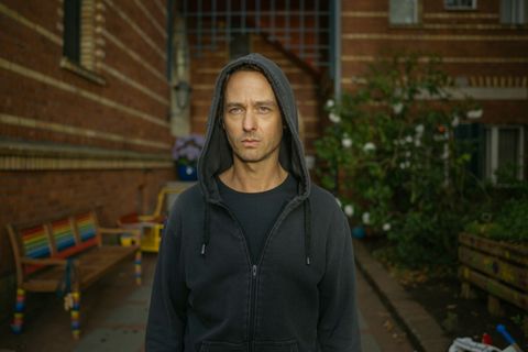 In der zweiten Staffel der Buchadaption "Achtsam morden" will Anwalt Björn Diemel (Tom Schilling) nur einen ruhigen Urlaub mit der Familie genießen, bringt dann aber aus Versehen einen Kellner ums Eck.