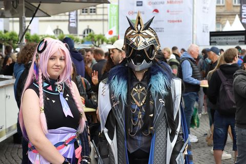 Viele junge Leute kommen in farbenfrohen Kostümen zum Japantag. (Archivbild) Foto: Sascha Thelen/dpa