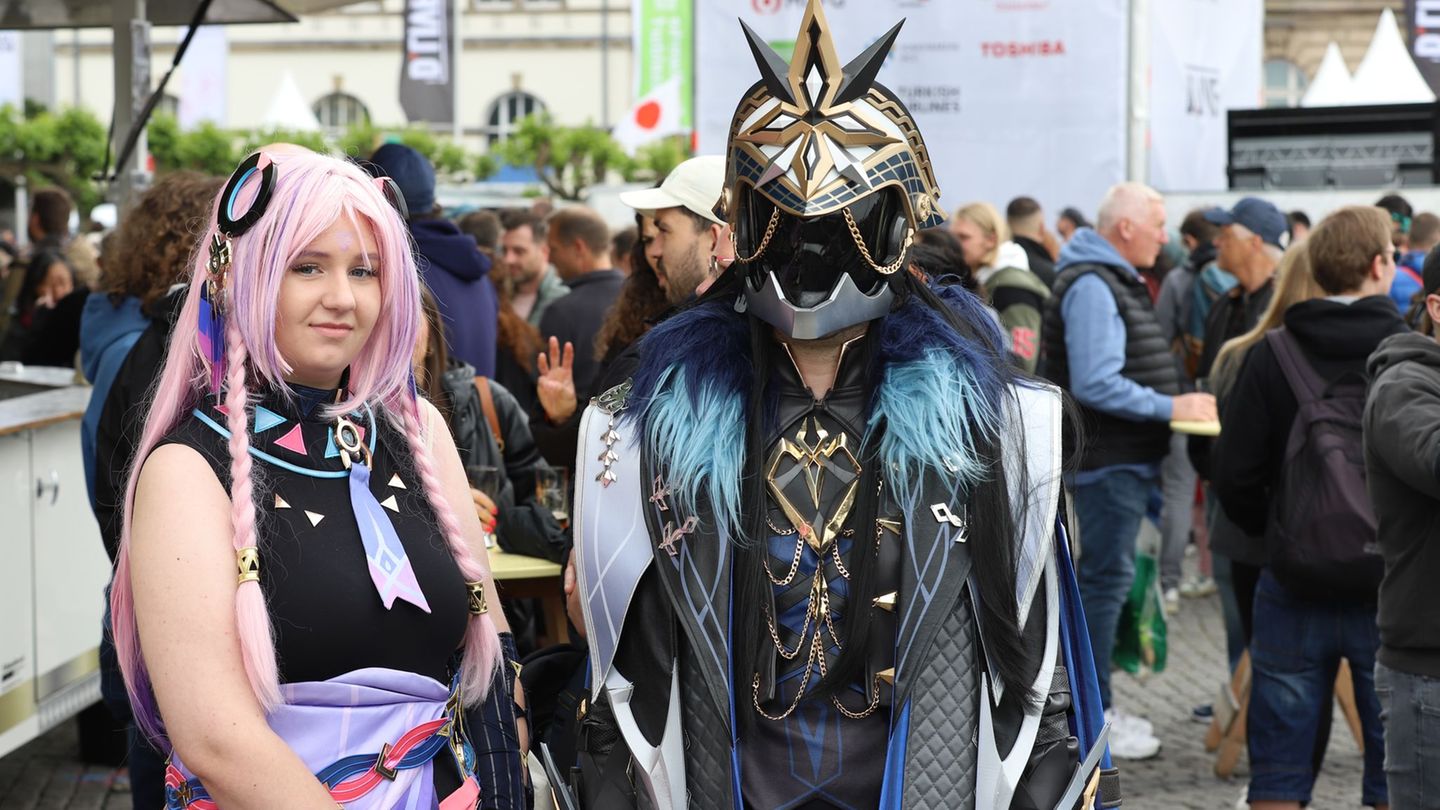 Viele junge Leute kommen in farbenfrohen Kostümen zum Japantag. (Archivbild) Foto: Sascha Thelen/dpa