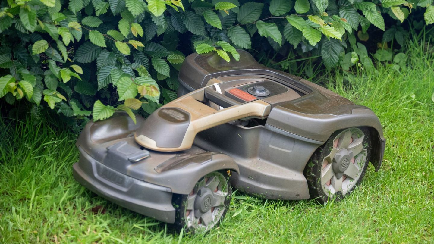 In Deutschland gibt es noch kein generelles Nachtfahrverbot für Mähroboter. (Archivbild) Foto: Monika Skolimowska/dpa