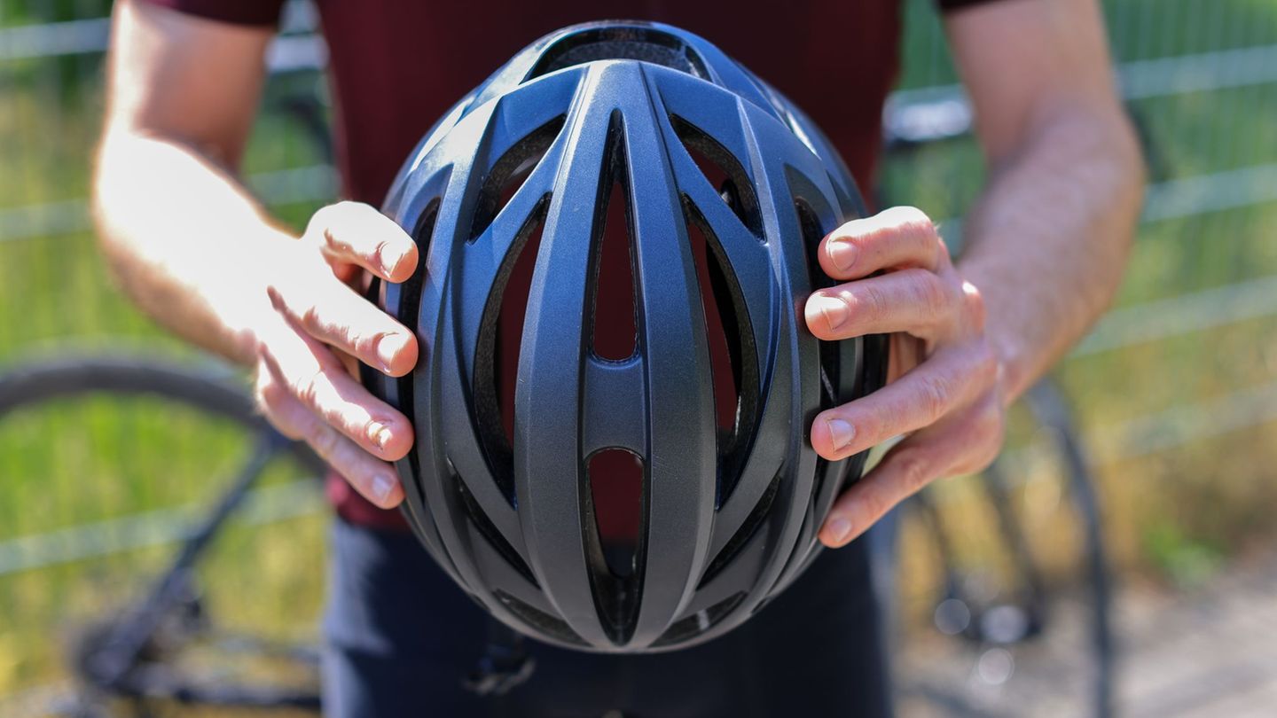Nach Beobachtungen der Bundesanstalt für Straßen- und Verkehrswesen (Bast) ist der Anteil der Fahrradfahrer mit Helm nach einem